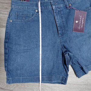 Gloria Vanderbilt Womens Amanda Short Medium Wash Jean Short Regular Size 8